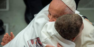 Cuando el Papa tiende la mano grandes y pequeños de este mundo