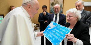 Emotivo encuentro entre el Papa y la hermana menor del padre Hamel
