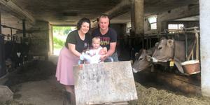 Mlada starša in kmetovalca: “Če otroke naučiš delati, bodo v življenju delali”