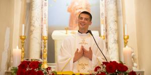 De brillante jugador de baloncesto a ferviente sacerdote