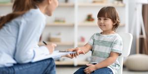5 puntos para enseñar gratitud, según un psicólogo infantil