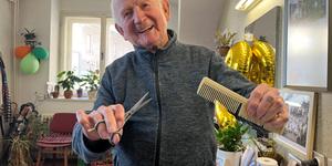 Janez, de 90 años, sigue apasionado por su profesión de peluquero