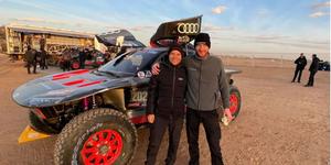 Este sacerdote participó en el rally Dakar y bendijo el coche del ganador