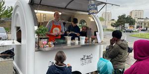 Food truck, naleśniki i ewangelizacja! Ten ksiądz znalazł klucz do serc ubogich