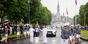 La flamme olympique traverse Lourdes en ce dimanche de Pentecôte
