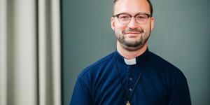 “Že kot otrok sem vedno igral vlogo župnika ali škofa”