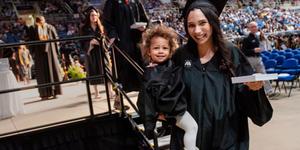 (VIDEO) Mamá y licenciada: Conoce cómo con una comunidad es posible