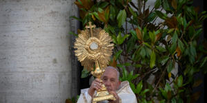 Pope Francis: 5 fruits of Eucharistic Adoration