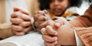 Cómo crear una rutina de oración vespertina para tus hijos