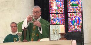 El Padre Édouard, con 100 años, al servicio de la Iglesia