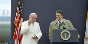 El día que Juan Pablo II selló su acercamiento a Reagan en Alaska