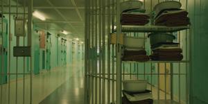Gérard Cuvelier, aumônier de prison, annonce aux captifs la libération