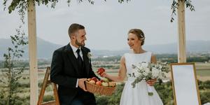 Mlada zakonca, ki skupaj kmetujeta: “Ob nedeljah je čas za počitek in sveto mašo”