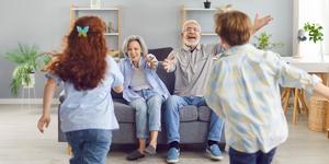 ¿Cómo evitar que tus abuelos vivan en soledad?