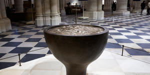 Pourquoi le baptistère de Notre-Dame se trouve-t-il à l’entrée ?