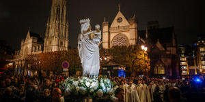 The Virgin Mary returns home to Notre Dame! (Photos)