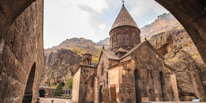 Zobacz opactwo Mont-Saint-Michel i klasztory w Armenii bez wychodzenia z domu [wideo]