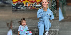 Mãe sem braços inspira ao mostrar sua rotina com filha