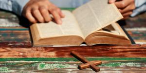 Jak modlić się Pismem Świętym? Benedykt XVI o pięciu krokach lectio divina