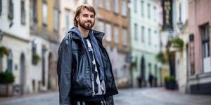 Mladi umetnik z vztrajnostjo in ustvarjalnostjo premaguje številne ovire: “Vse se da”