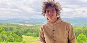 Mladi kmet in harmonikar, ki pritegne s svojo pričesko