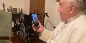 Así se ven las videollamadas diarias del Papa a los cristianos de Gaza