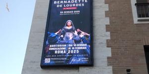 La “storia straordinaria” de Bernadette de Lourdes s’affiche partout à Rome