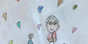 El Papa Francisco consolado por niños de todo el mundo