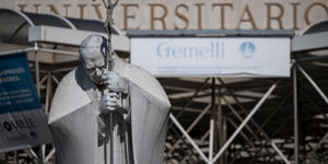 ¿Quién rodea al Papa Francisco en el Hospital Gemelli?