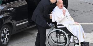 Pope’s breathing difficulties persist for 6th day