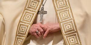 ¿Cuáles son los ornamentos propios del Papa?
