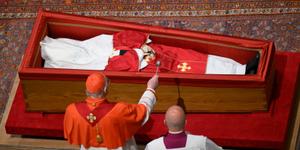 [EN DIRECT] Après la mort du pape François, des réunions cruciales juste avant le conclave