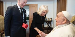 El Papa Francisco recibe al rey Carlos III en el Vaticano