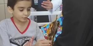 Atteint d’un cancer, ce petit garçon puise sa force dans une relique de Carlo Acutis