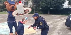 Piranski policisti so malemu Julijanu pripravili prisrčno rojstnodnevno presenečenje