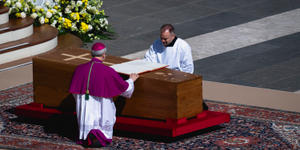 12 Beautiful images from Pope Francis’ funeral
