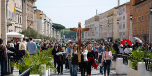 St. Peter’s, universal Church, and world mourn Pope Francis (pictures)