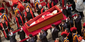 Pourquoi le christianisme place-t-il le mort au centre de ses rites ?