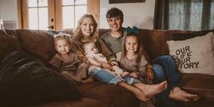 Shelby, Travis et leurs enfants, futurs baptisés, ont trouvé Dieu dans l’épreuve