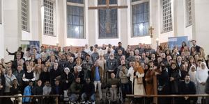 Estos hombres forman hogares con personas abandonadas