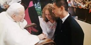 Janez Pavel II. ju je blagoslovil kot prijatelja, nekaj let pozneje sta postala mož in žena