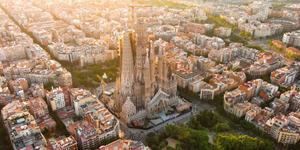 Barcelona celebra 50 años de democracia con un helicóptero repleto de poemas
