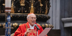 (🔴 EN VIVO) El decano insta a los cardenales a elegir un Papa que “despierte la conciencia de todos”