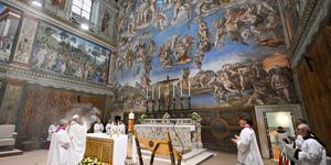 [🔴 DIRECT] La cheminée de la chapelle Sixtine installée en vue du conclave