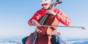 Mladenič se je povzpel na vrh gore in zaigral na violončelo