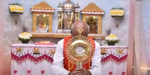 Twarz Chrystusa na hostii. Watykan uznaje cud eucharystyczny w Indiach?