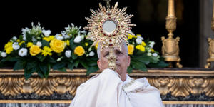 Pope carries Eucharist in Roman Corpus Christi procession (photos)