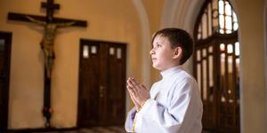 5 hábitos para enseñar a los niños a reverenciar la Misa