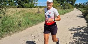 100 dni in 4000 kilometrov. Karolina teče, da bi obnovila šolo, uničeno v poplavah