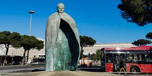 Statue de Jean Paul II vandalisée : quand l’ignorance frappe le pape de la paix